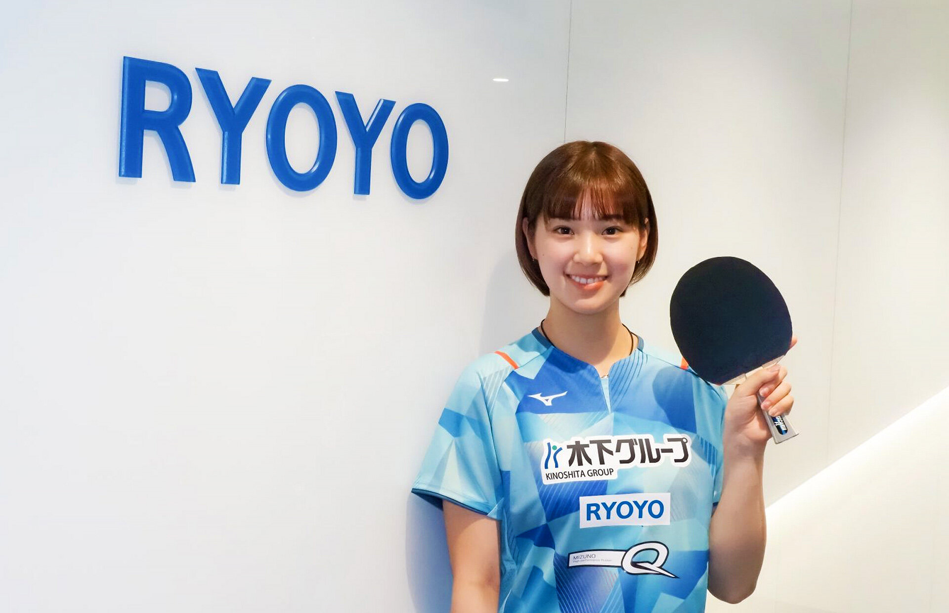 長﨑美柚選手がラケットを構えている写真