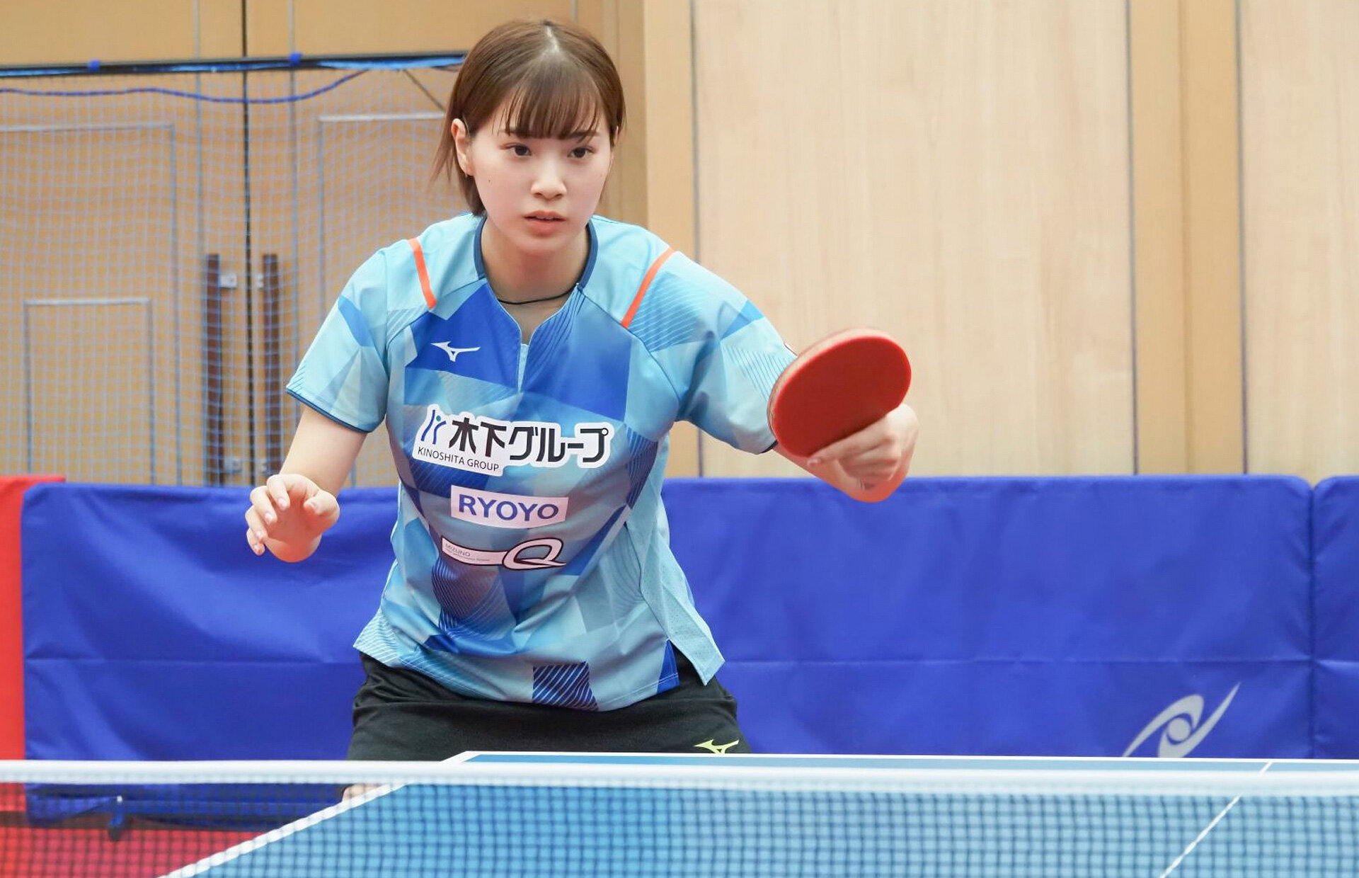 長﨑美柚選手がボールを打ち返す写真